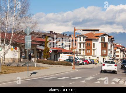 Stadtbild des Skigebietes Bansko im Pirin-Gebirge im Winter, Bansko, Bulgarien. Stockfoto