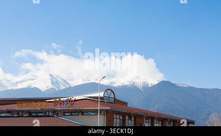 Blick auf die Pirin Berge im Skigebiet Bansko in Pirin Berge im Winter, Bansko, Bulgarien. Stockfoto