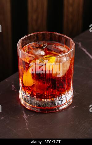 Klassischer Nigroni-Cocktail mit Eis und Orangenschale Stockfoto