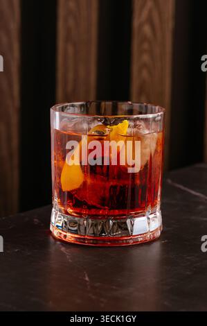 Klassischer Nigroni-Cocktail mit Eis und Orangenschale Stockfoto
