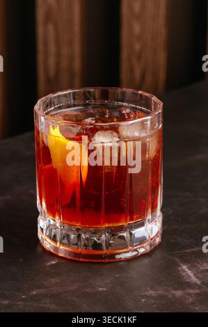 Klassischer Nigroni-Cocktail mit Eis und Orangenschale Stockfoto