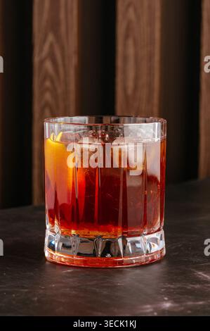 Klassischer Nigroni-Cocktail mit Eis und Orangenschale Stockfoto