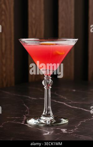 Alkoholischer Cocktail auf dem Bartisch Stockfoto