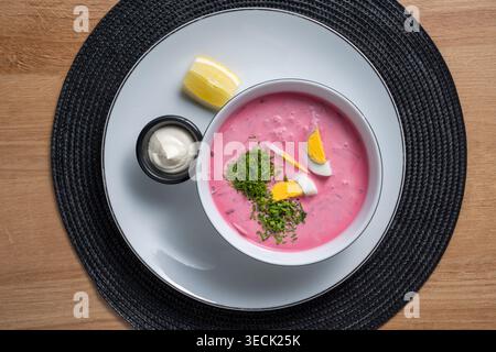 Kalte Rübensuppe mit Ei und Kräutern in der Schüssel von oben Stockfoto