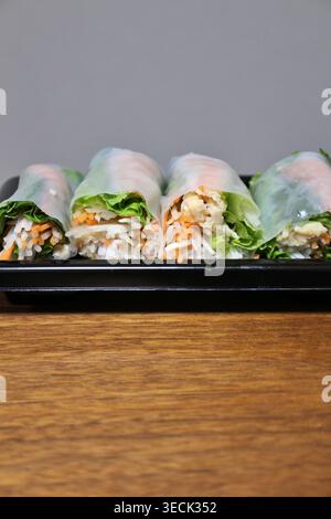 Vietnamesische frische Frühlingsrollen gefüllt mit Garnelen und Gemüse, die in einem Supermarkt in Tokio, Japan, gekauft wurden Stockfoto
