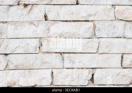 Nahaufnahme einer rauen Steinmauer in Borgo Valsugana, Trentino, Italien, mit Textur und natürlichen Details. Ideal für Hintergründe und Designprojekte Stockfoto