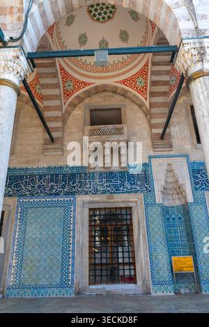 Atemberaubende blaue Fliesen und kunstvolles Design. Istanbul, Türkiye Stockfoto