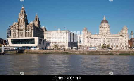 Die Skyline von Liverpool an einem sonnigen Tag mit den berühmten „Three Graces“-Gebäuden Stockfoto