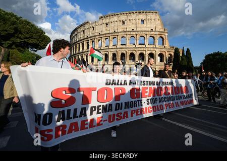 Menschen nehmen an einer Kundgebung zur Unterstützung der Freiheitsflottille vor dem Kolosseum in Rom am 30. April 2026 teil. Die israelische Marine fing einen Teil der Globalen Sumud-Flotte ab und stoppte ihn, einem Konvoi von Schiffen, die nach Gaza fuhren, während sie in internationalen Gewässern westlich der Insel Kreta segelte. Nach Angaben israelischer Quellen und Flottenorganisatoren wurden mindestens zwanzig Boote an Bord genommen und etwa 175 Aktivisten festgenommen und nach Israel gebracht. Stockfoto