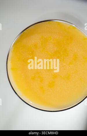 Blick von oben auf den gelben Cocktail im Glas Stockfoto