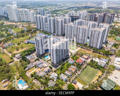 Moderne Hochhäuser und Luxusvillen in einem Viertel Phu, Ho Chi Minh City, Vietnam. Stockfoto