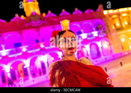 Eine junge mexikanische Frau mit dezentem Schädelschminken nimmt an einer Parade während des Hanal Pixán, des Maya-Tages der toten Tradition, in Mérida, Mexiko Teil. Stockfoto