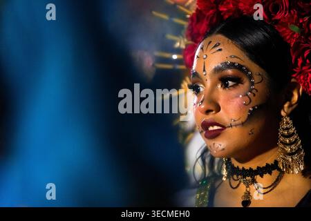 Eine junge mexikanische Frau mit dezentem Schädelschminken nimmt an einer Parade während des Hanal Pixán, des Maya-Tages der toten Tradition, in Mérida, Mexiko Teil. Stockfoto