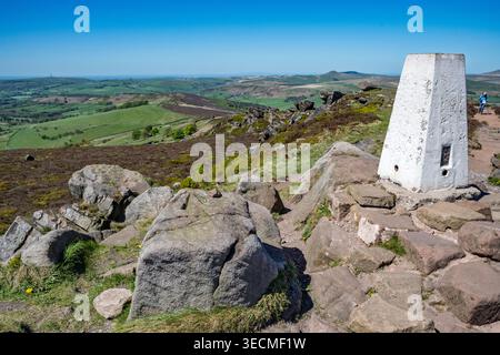 Die Kakerlaken, ein dramatischer Gritsteingrat im Peak District National Park, Staffordshire mit dramatischen Felsvorsprüngen und spektakulären Ausblicken über die Stockfoto