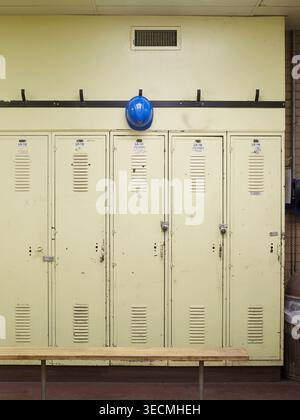 Alte Schließfächer im Umkleideraum der Fabrik, Pennsylvania, USA Stockfoto