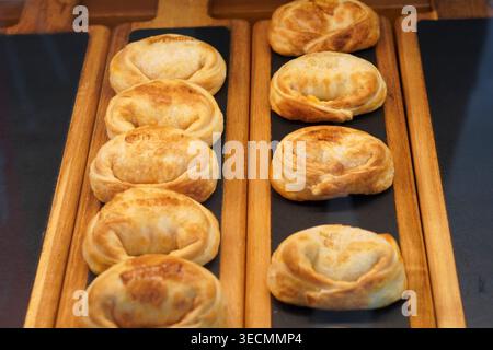 Frisch gebackene argentinische Empanadas, die denen ähneln, die von Hand mit dem goldenen und knusprigen Teig zubereitet werden Stockfoto