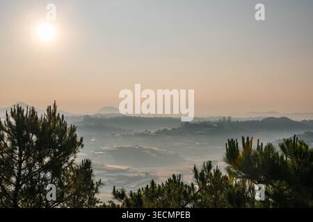 Golden Sun Untergeht Hinter Hillside Stockfoto