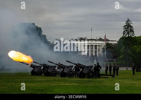 Ein militärischer Überflug findet am Dienstag, den 28. April 2026, im Weißen Haus statt, während der Ankunftszeremonie des Staates für König Karl III. Und Königin Camilla von Großbritannien. (Offizielles Foto Des Weißen Hauses ) Stockfoto