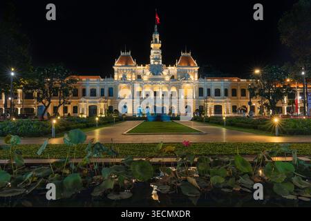 Ho-Chi-Minh-Rathaus in der Nacht, Vietnam Stockfoto