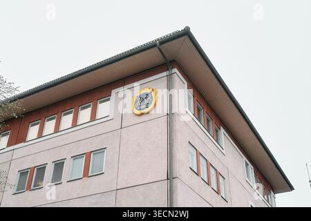 HSB-Logo auf dem Bürogebäude mit strukturierter Fassade und traditioneller Dachlinie. Nynashamn, Stockholmer County, Schweden, 9. Mai 2025 Stockfoto