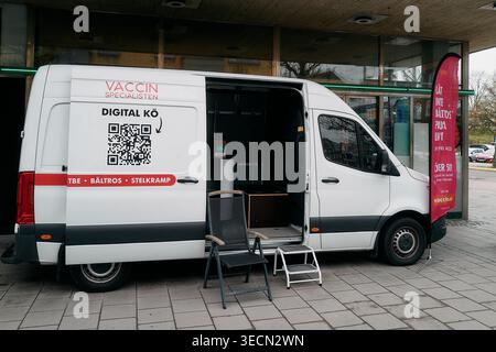 Ein mobiler Impfwagen steht vor einem Gebäude. Wir bieten Menschen gängige Impfstoffe an. Nynashamn, Stockholmer County, Schweden, 9. Mai 2025. Stockfoto