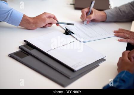 Hände, Paare und Agenten mit Zeigen für Unterschrift, Versicherungsagentur oder Policenregistrierung. Schreiben, Premium-Vertrag oder Person mit Kunden Stockfoto