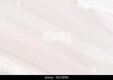 Weiße Vanilleeis- oder Buttertextur detailliert im Nahaufnahme. Textur von gefrorenem Joghurt oder Eis. Stockfoto