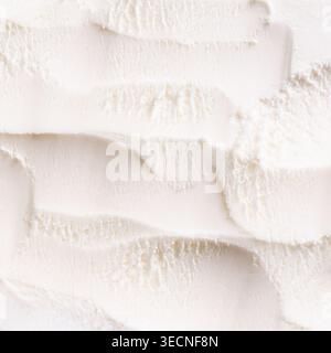 Weiße Vanilleeis-Textur, detaillierte Nahaufnahme. Textur von kosmetischer Körperbutter oder Eiscreme. Stockfoto