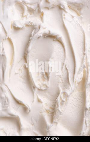 Vanilleeis-Textur, quadratischer Vollformathintergrund. Hausgemachter, weicher, gefrorener Joghurt mit Vanille aus nächster Nähe. Stockfoto