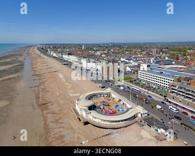 Aus der Vogelperspektive mit Blick nach Westen entlang der Britischen Südküste und einem Lido in der Küstenstadt Worthing, West Sussex, England, Großbritannien. Stockfoto