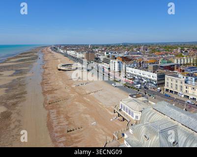 Aus der Vogelperspektive mit Blick nach Westen entlang der Britischen Südküste und einem Kiesstrand in der Küstenstadt Worthing, West Sussex, England, Großbritannien. Stockfoto