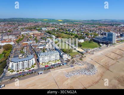 Blick aus der Vogelperspektive auf den Strand und die Gegend, bekannt als Splash Point, Küstenstadt Worthing, West Sussex, England, Großbritannien an einem sonnigen Frühlingstag. Stockfoto