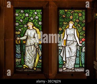 Buntglasfenster von William Morris, die die Jahreszeiten darstellen, Cragside, Northumberland, England, Großbritannien Stockfoto