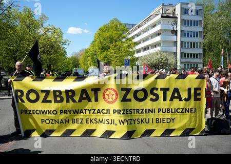 Demonstranten halten ein Banner, das gegen die Privatisierung des öffentlichen Raums in Posen am Internationalen Arbeitstag in Warschau, Polen, am 1. Mai protestiert. Stockfoto