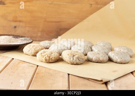 Rohes Hackfleisch und panierte Schnitzel auf Holzbrettern zubereiten zu Hause Stockfoto