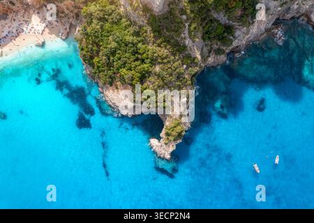 Blick von oben auf Boote im türkisfarbenen Wasser an sonnigen Sommertagen Stockfoto