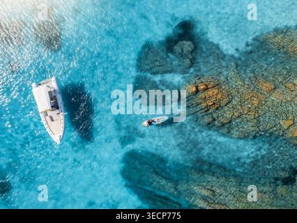 Drohnenblick auf Boot, Sup Board und blaues Meer im Sommer Stockfoto
