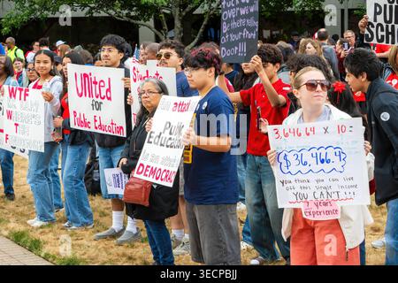 Raleigh, North Carolina, USA – Mai 2026: Schüler und Lehrer halten Schilder zur Unterstützung der öffentlichen Bildung während eines Maifeistags in Raleigh. Stockfoto