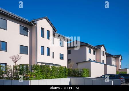 Neue Apartmentgebäude in hellen Farben. Stockfoto