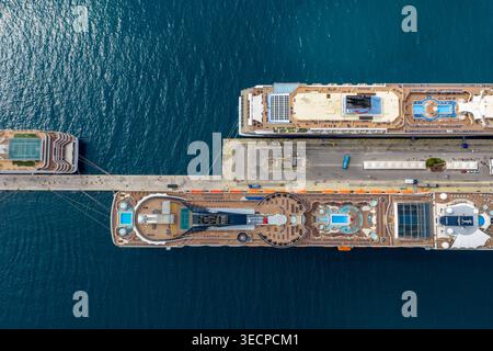 Draufsicht von Luxuskreuzschiffen, die parallel am Passagierterminal in Korfu, Griechenland, angedockt sind. Mittelmeer-Seefahrt, Tourismus und märz Stockfoto