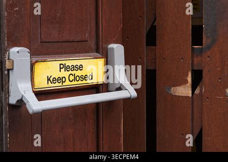 Notausgang Brandschutztür mit Schild „Keep Closed“ (geschlossen halten) Stockfoto