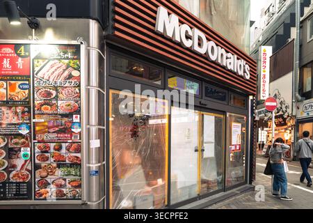 Tokio, Japan - 14. April 2026: Ein McDonalds Fast Food Restaurant in Shibuya Japan Stockfoto