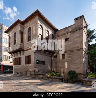 Kayseri, Türkei - 12. Juni 2025: Außenansicht des historischen Kayseri Atatürk House Museum, ein Steingebäude mit traditioneller Architektur unter einem klaren blauen Himmel Stockfoto