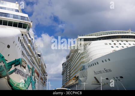 Nassau, Bahamas - 25. Mai 2024: Die großen Kreuzfahrtschiffe Norwegian Jade und Allure of the Seas legten an einem sonnigen Tag im Hafen an Stockfoto