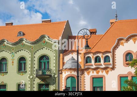 Oradea, Rumänien - 07. Oktober 2024: Farbenfrohe Jugendstilhäuser Fassaden im Stadtzentrum fotografiert Stockfoto