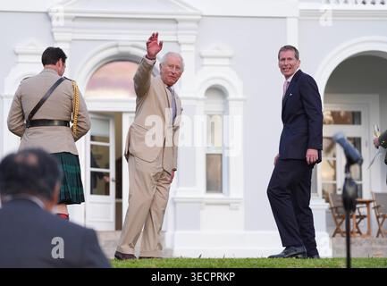 Gouverneur von Bermuda Andrew Murdoch (rechts) mit König Karl III., der nach einem Empfang im Garten des Regierungshauses in Hamilton am ersten Tag des Staatsbesuchs in Bermuda winkt. Bilddatum: Freitag, 1. Mai 2026. Stockfoto