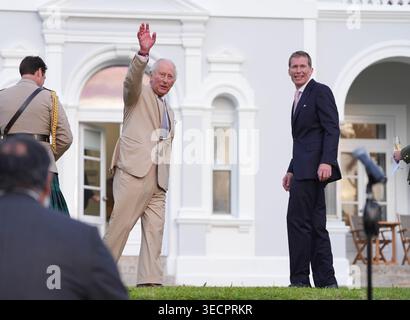 Gouverneur von Bermuda Andrew Murdoch (rechts) mit König Karl III., der nach einem Empfang im Garten des Regierungshauses in Hamilton am ersten Tag des Staatsbesuchs in Bermuda winkt. Bilddatum: Freitag, 1. Mai 2026. Stockfoto