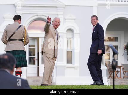 Gouverneur von Bermuda Andrew Murdoch (rechts) mit König Karl III., der nach einem Empfang im Garten des Regierungshauses in Hamilton am ersten Tag des Staatsbesuchs in Bermuda winkt. Bilddatum: Freitag, 1. Mai 2026. Stockfoto