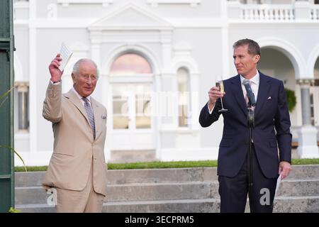 König Karl III. (Links) als Gouverneur von Bermuda Andrew Murdoch hebt ein Glas während eines Empfangs im Garten des Government House in Hamilton, am ersten Tag des Staatsbesuchs in Bermuda. Bilddatum: Freitag, 1. Mai 2026. Stockfoto