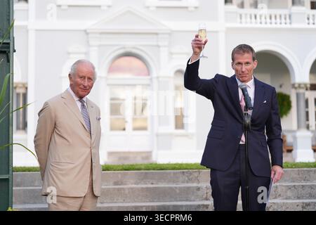 König Karl III. (Links) als Gouverneur von Bermuda Andrew Murdoch hebt ein Glas während eines Empfangs im Garten des Government House in Hamilton, am ersten Tag des Staatsbesuchs in Bermuda. Bilddatum: Freitag, 1. Mai 2026. Stockfoto